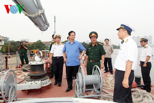 PM Nguyen Tan Dung inspects the building of missile boat 12418 - ảnh 1